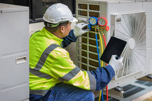 Professional Hvac technician working in Carrollton, IL